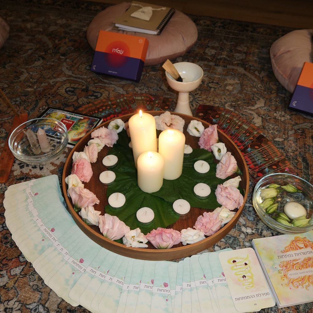 מגש טקס עם נרות דולקים ופרחים ורודים