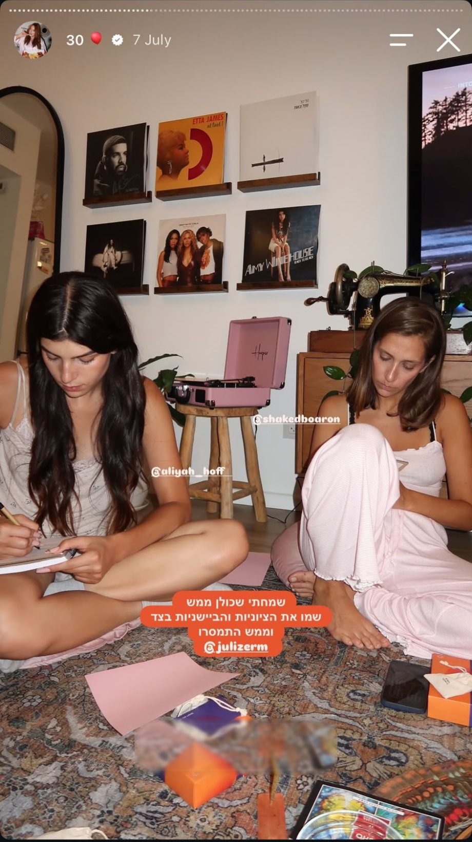 שתי חברות כותבות על השטיח. בסטורי: שמחתי שכולן ממש שמו את הציניות והביישניות בצד וממש התמסרו