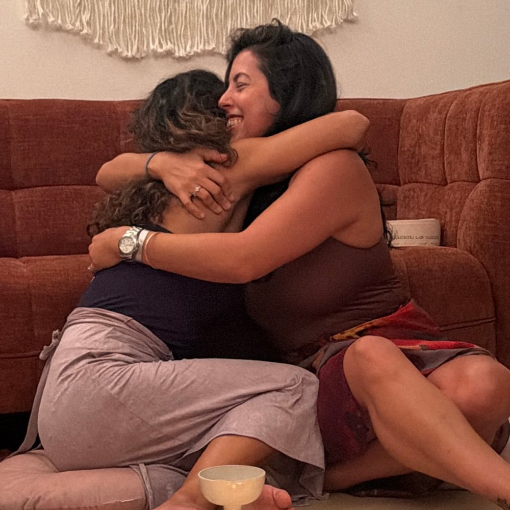 שתי חברות מתחבקות
