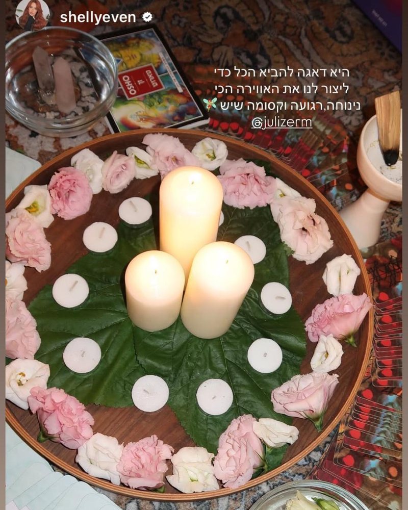 סטורי באינסטגרם של המשפיענית shellyeven מתוך טקס יום הולדת: מגש עם נרות ופרחים