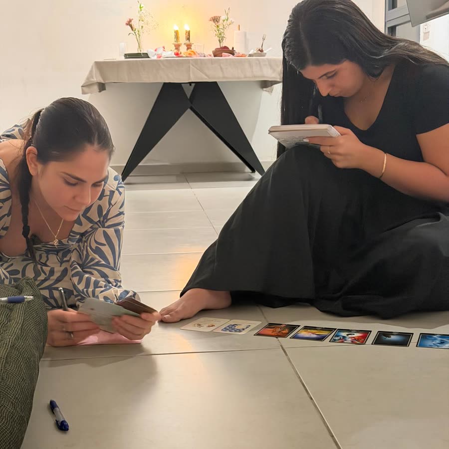 נשים כותבות ומניחות קלפים על הרצפה במפגש