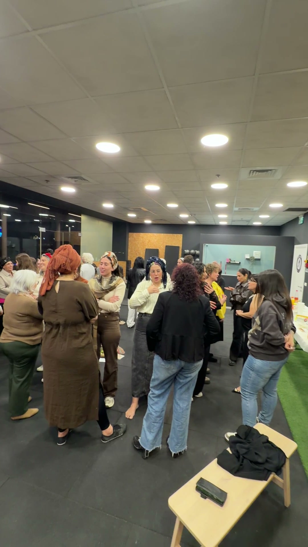 קבוצת מתאמנות עומדת במעגל בסטודיו